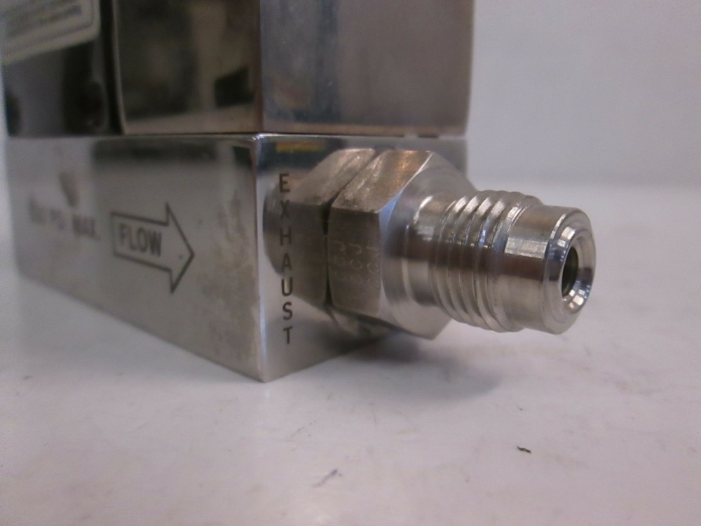 Unit UFC-1100 Mass Flow Controller, N2, 300 SCCM, Used