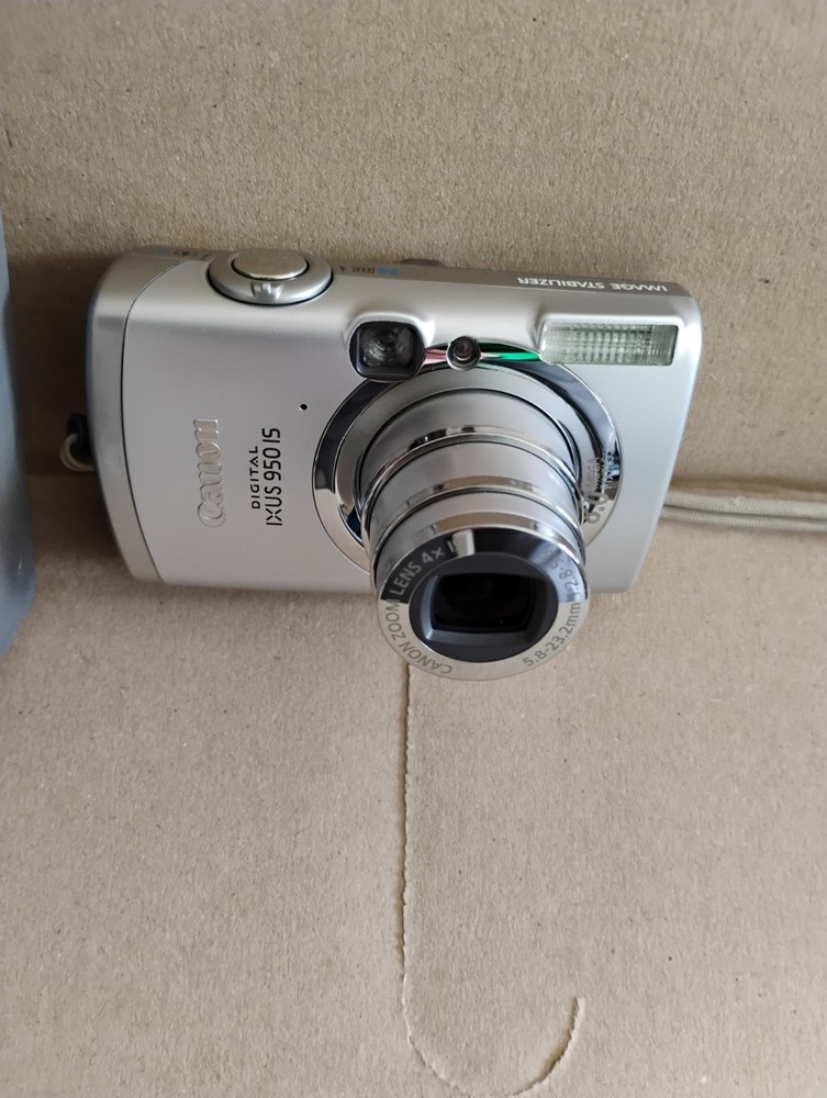 Canon IXUS 950 Is Digital Camera 8MP, Compact, Silver plus case