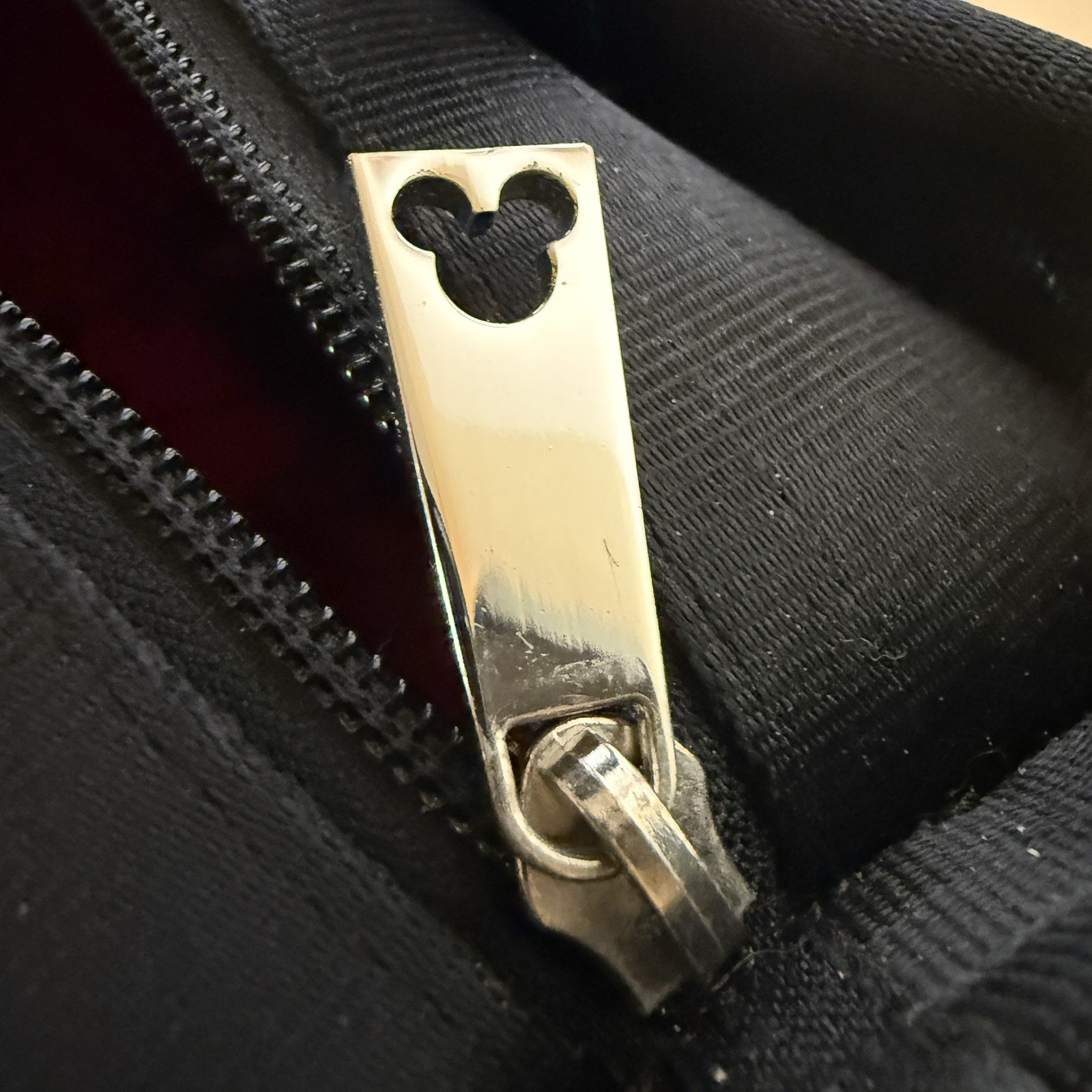 Harveys Disney Couture Minnie & Mickey Love Kiss Sketch Seatbelt Bag NWOT