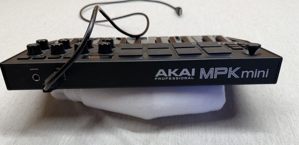 Akai Professional MPK Mini MK3 MIDI Controller 25 keys perfect condition