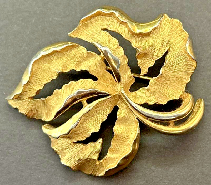 Vintage Signed Trifari Gold Tone Leaf Pin Brooch PB74