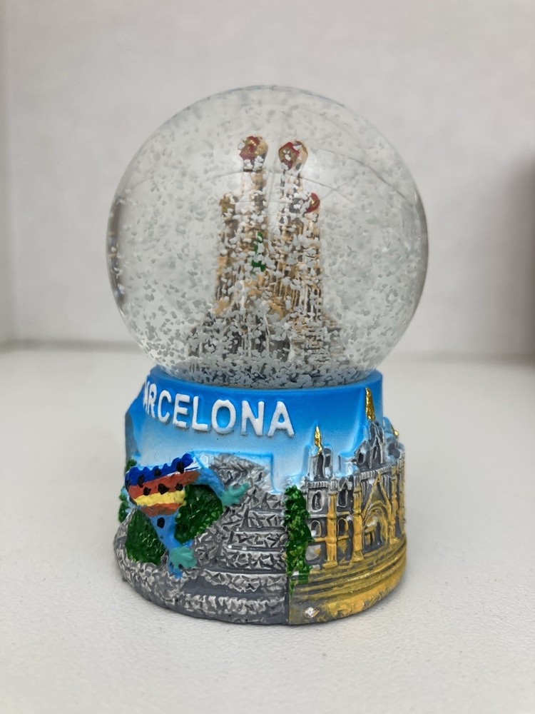 Barcelona mini snow globe