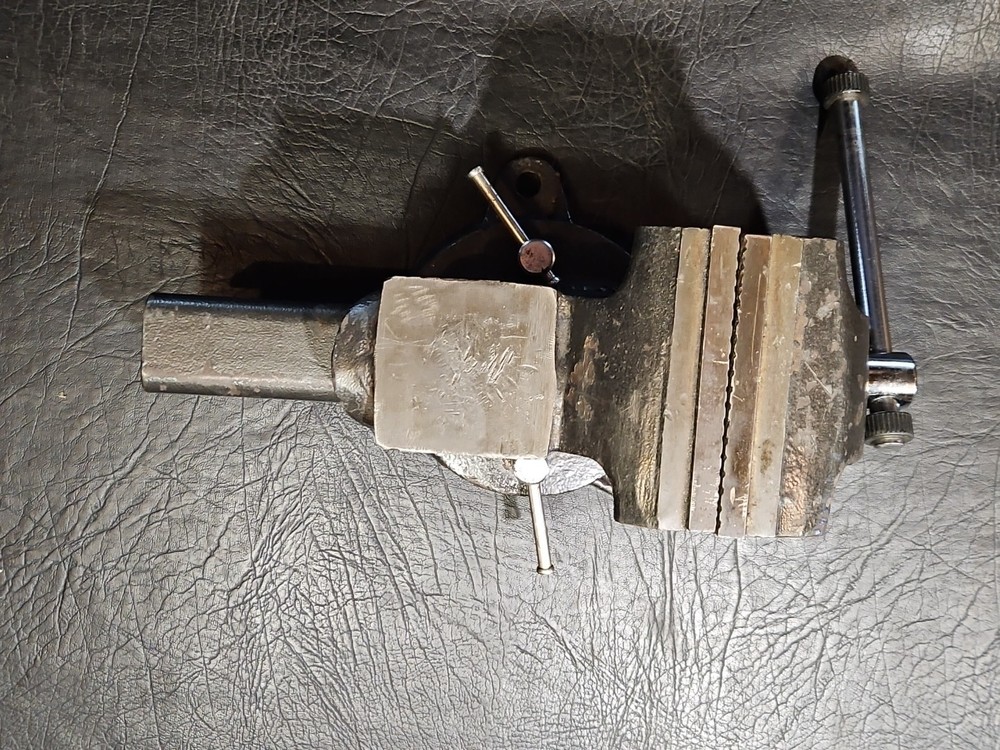Larin 4" Bench Vise, Swivel -Anvil