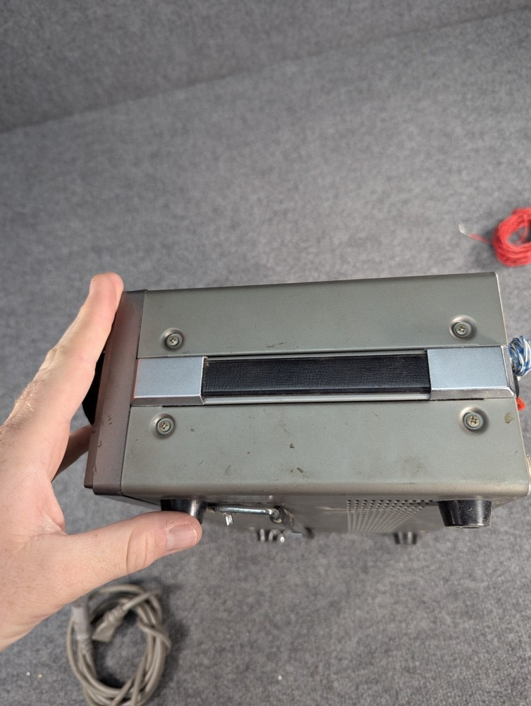 Excellent KENWOOD R-2000 COMMUNICATIONS RECEIVER POWERS ON