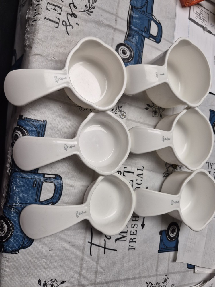 Set of 6 Tupperware Measuring Cups Stackable Curved Handle Double Spouts White
