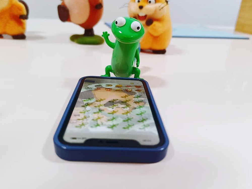 Authentic TOP TOY Disney Pixar Hoppers Confirm Tom Lizard [Playing On Phone]