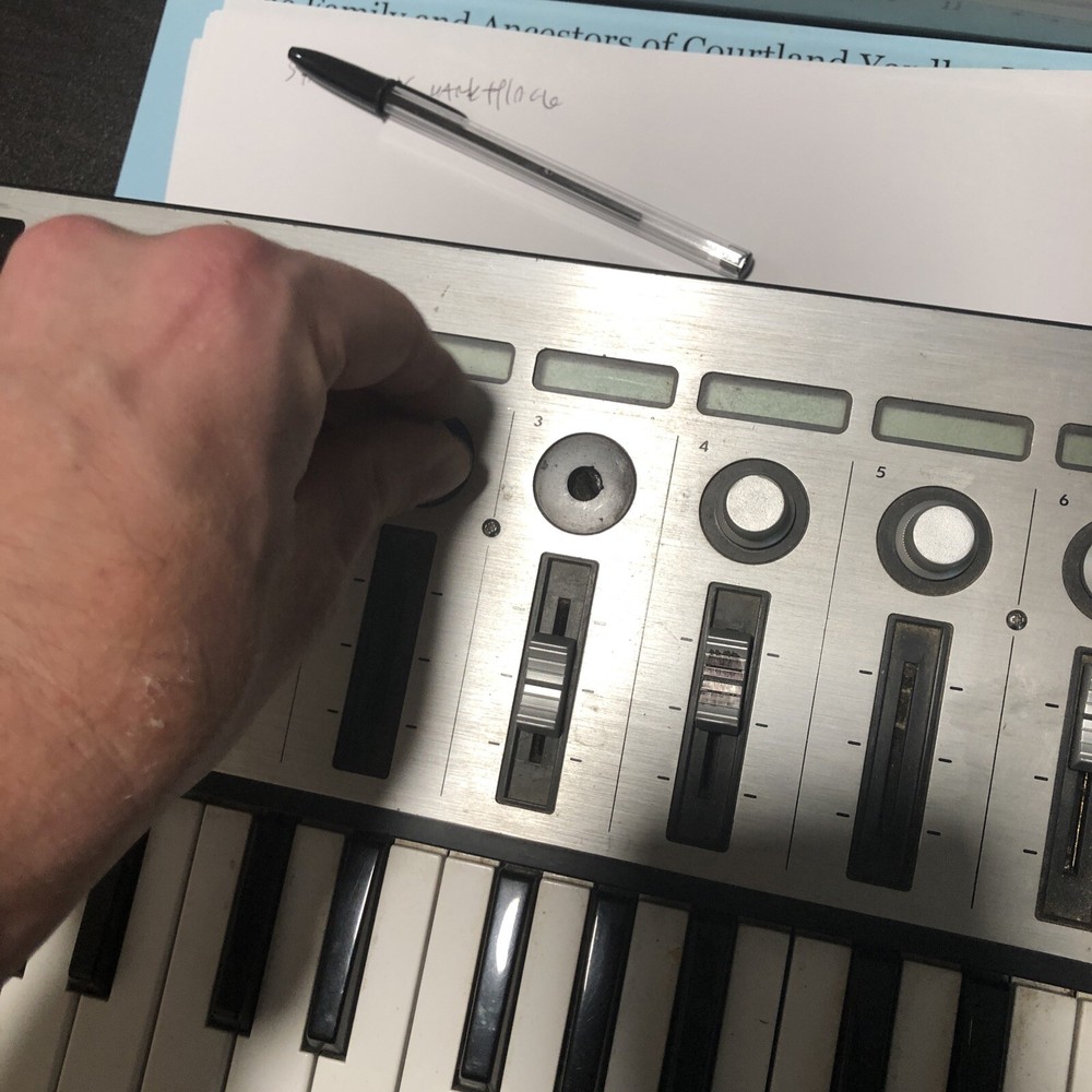 KORG microKONTROL MC-1 MIDI Studio Controller 37-Key USB Keyboard Some Issues