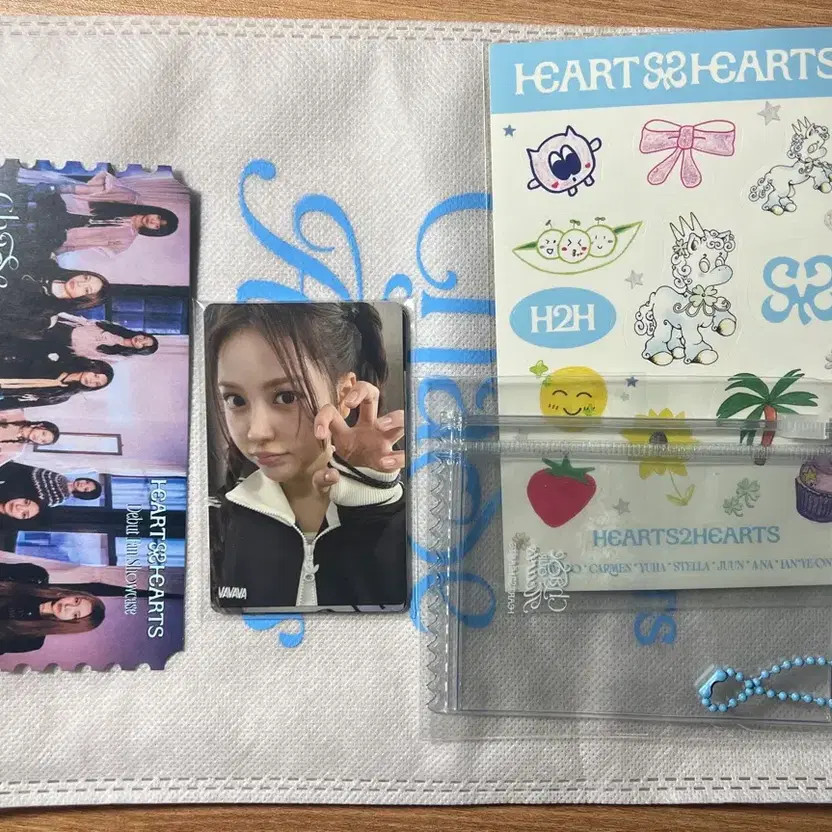 Hearts2Hearts Debut Showcase Gift (Excludes Light Stick)