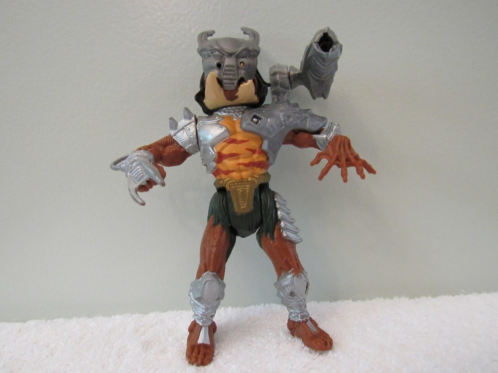 CRACKED TUSK PREDATOR - 1994 ALIENS VS PREDATORS