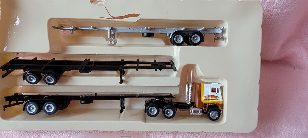 Con-Cor HO Scale Freightliner Tractor w/3 45’ Container Chassis Rail Dispatch