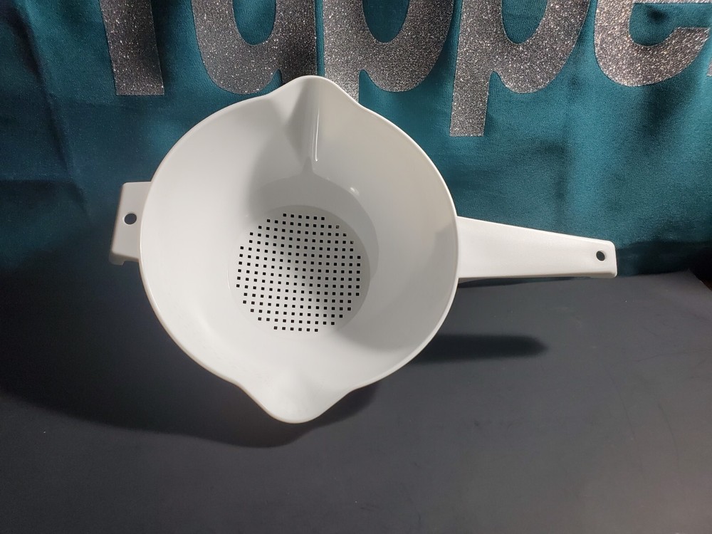 Tupperware 2 Qt Colander Hang On Pot Double Pour White New
