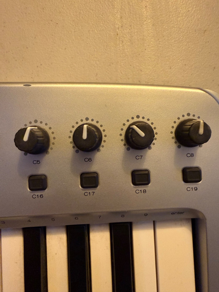 M-Audio O2 Keyboard USB MIDI Controller - Power Up Tested, No USB Cable