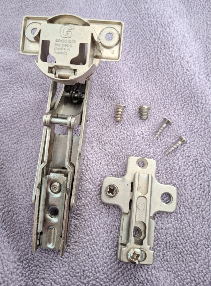 Grass 1200 Cabinet Hinge w/Die Cast Cup, Slide-On Style, WITH Mounting Plate