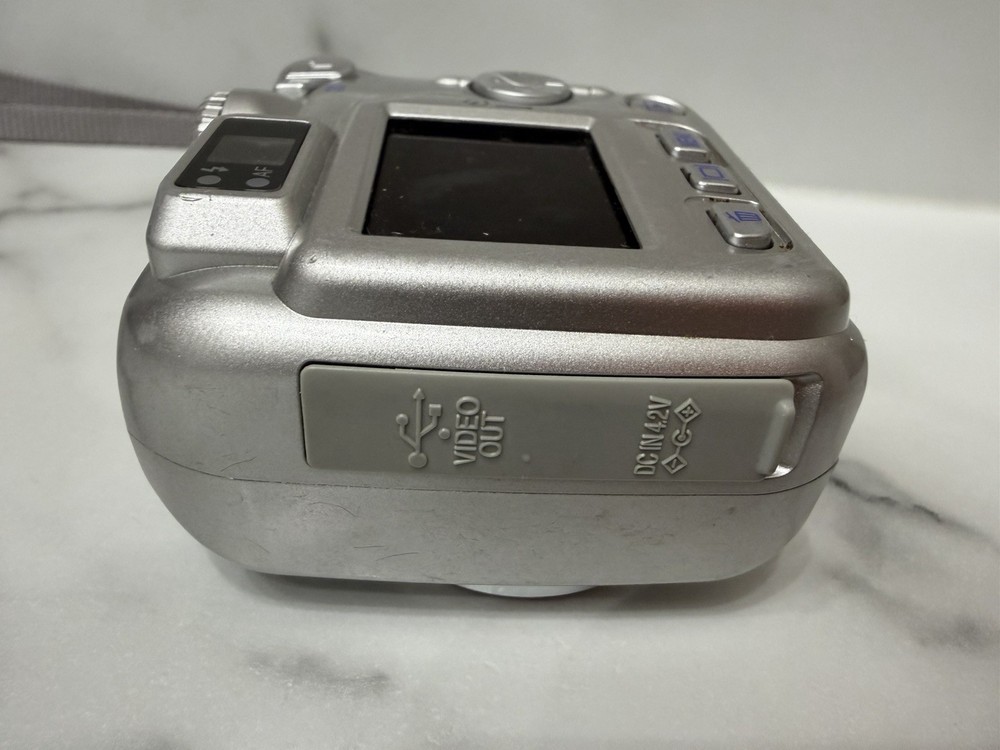 Nikon Coolpix E3100 Compact Digital Point & Shoot Camera 3.2MP 3X Zoom Untested