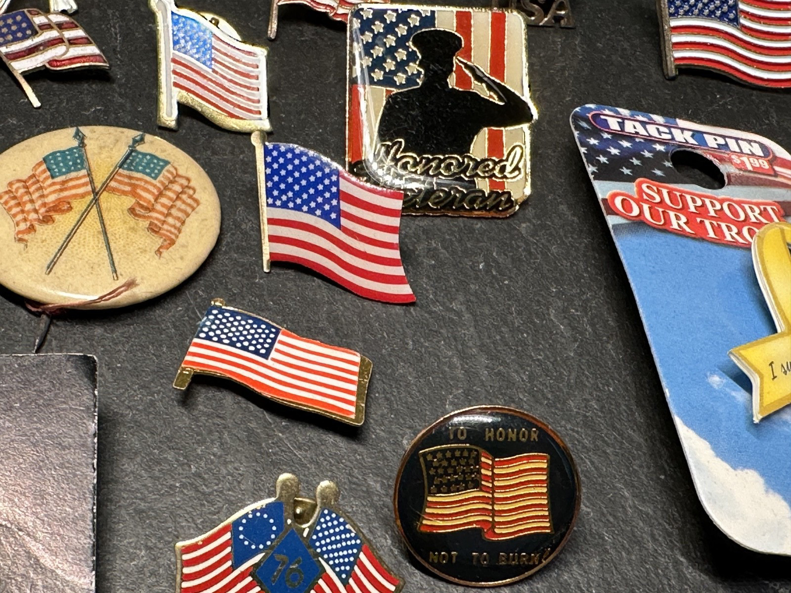 LOT OF 35+ VINTAGE USA PATRIOTIC PINS : FLAGS, VETERANS, '76, MORE I127