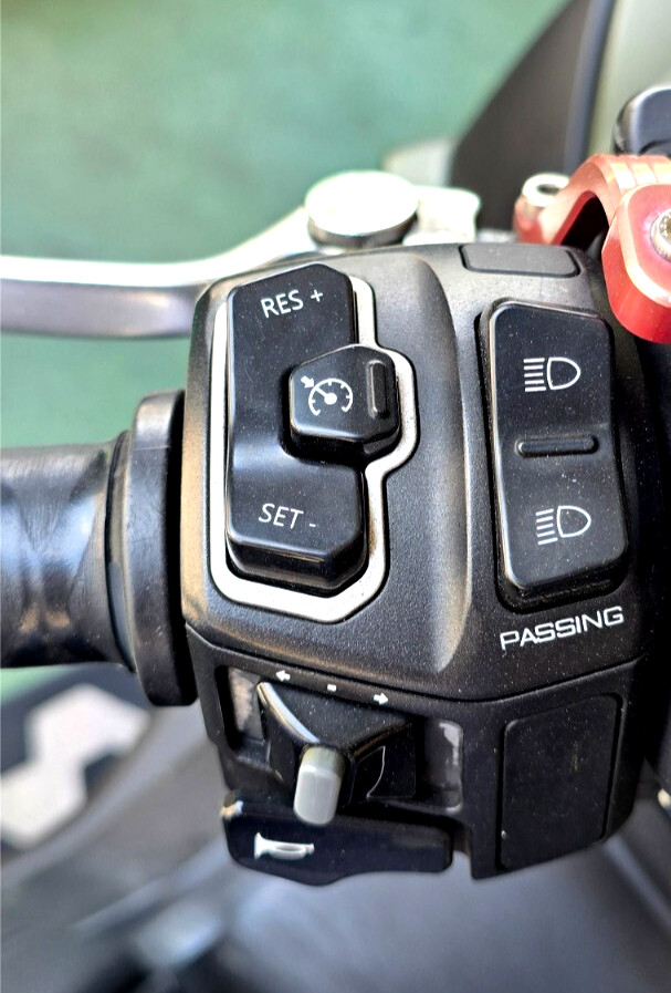 KYMCO CV3 SW.ASSY LEFT HANDLE COMP. 3520A-AGJ5-E00