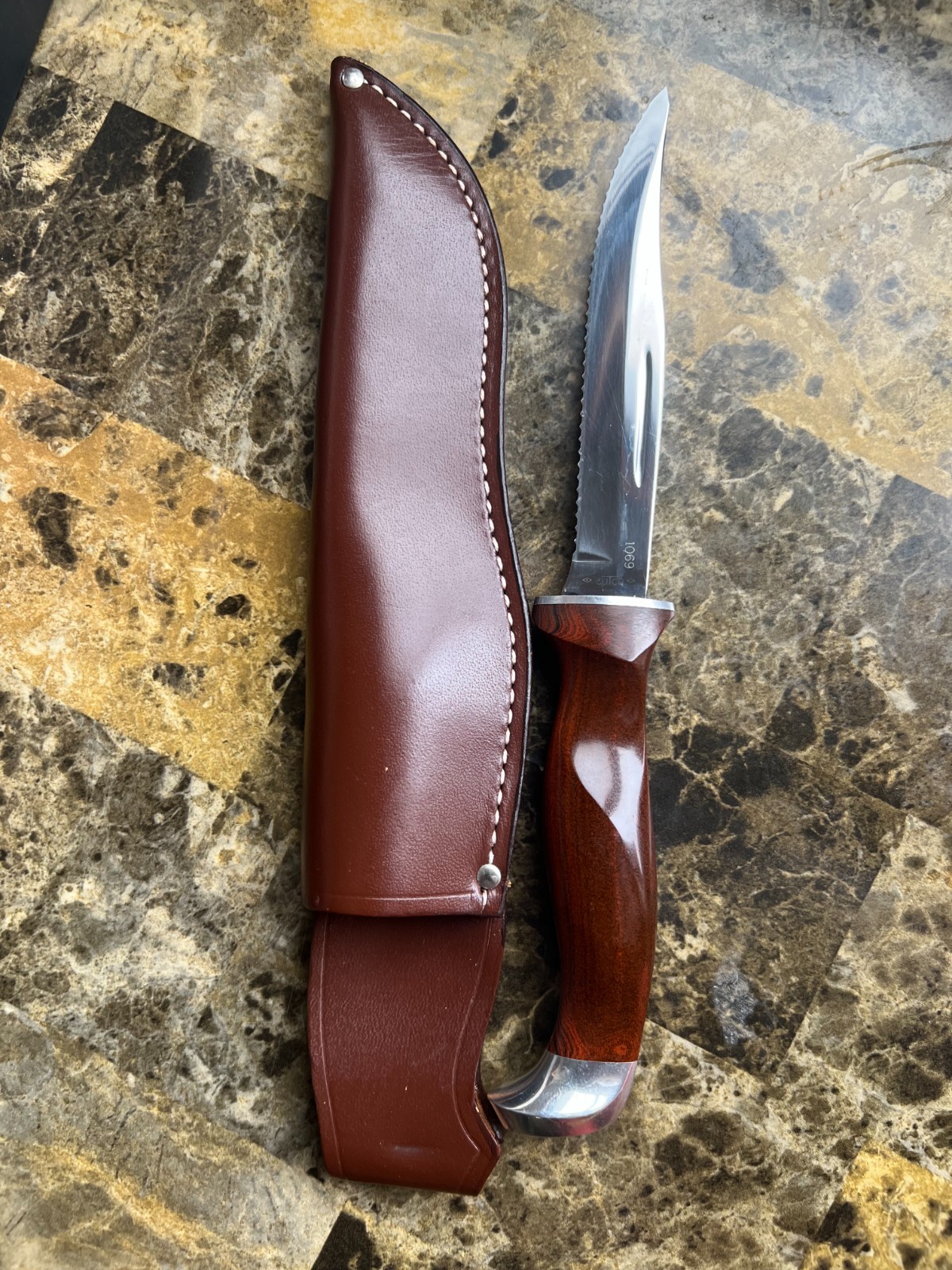 Cutco #1069 serrated hunting knife Brown Handle with Leather Case