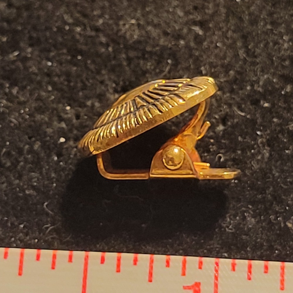 Gold tone rounded rectangle patterned clip tie tack