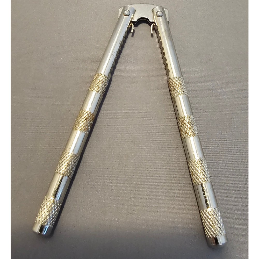 Vintage 4-1/ 2" Nut Cracker/Sheller - used