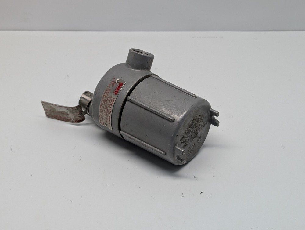 SOR 701K1-U-P7-C-FM Liquid Level Switch (USED).