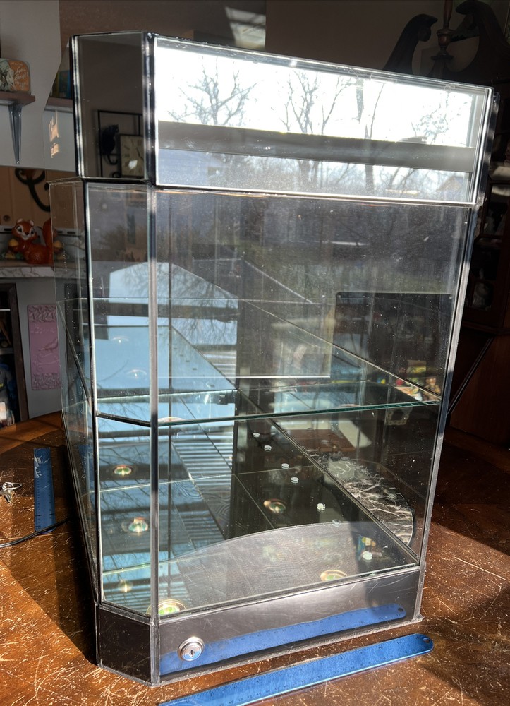 1990 HUMMEL STORE DISPLAY CASE, BEAUTIFUL SOLID CASE WITH 2 LOCKING DOORS