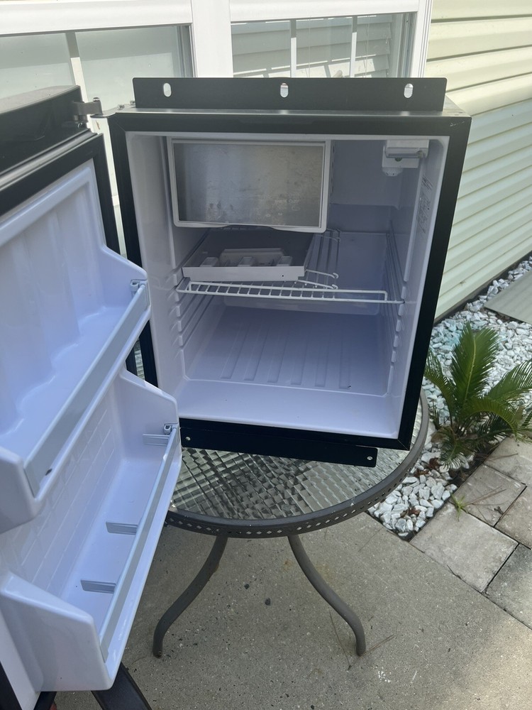 FREIGHTLINER CASCADIA 126 SLEEPER REFRIGERATOR