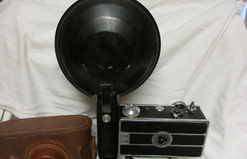 VINTAGE 1950s ARGUS C3 CAMERA WITH FLASH & BULB