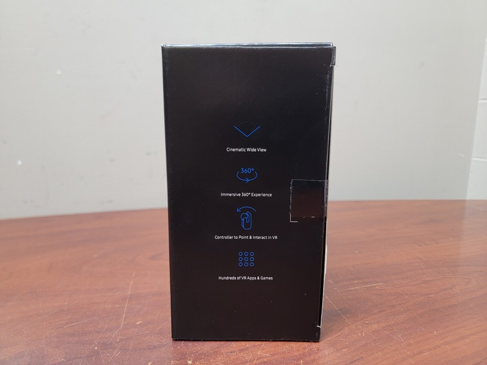 Samsung Gear VR Powered By Oculus Virtual Headset W/Controller SM-R324