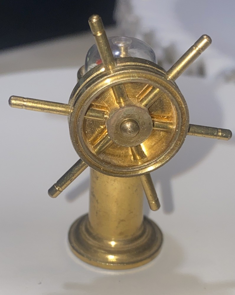 1960s SOLID BRASS MINIATURE SHIPS WHEEL WITH COMPASS INSERT EXCELLENT