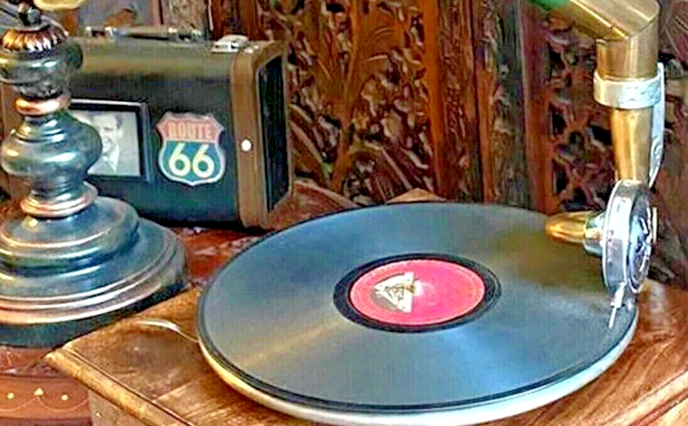 Wood Solid HMV Gramophone Fhonograpf, win-up record pl Fully Functional working