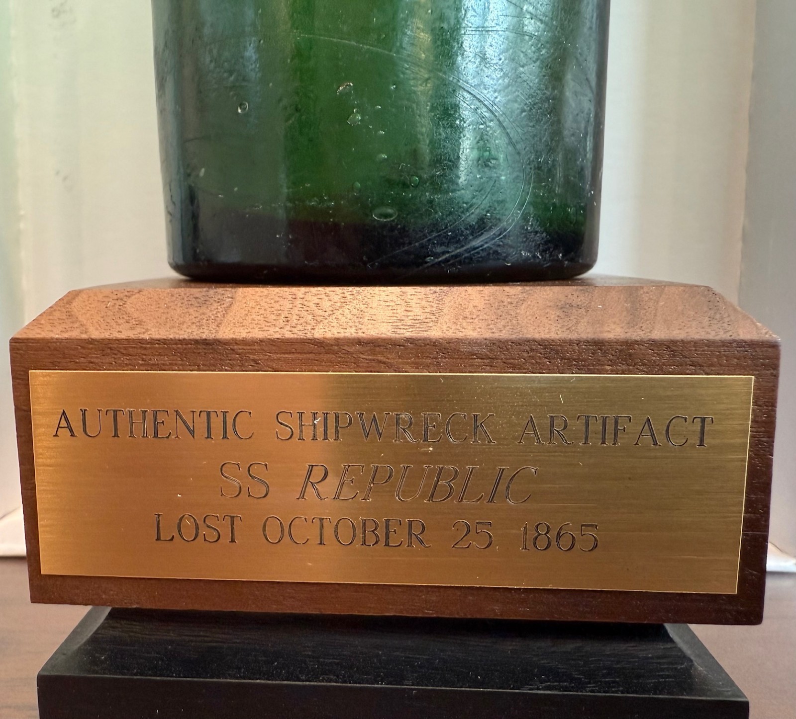 S.S. REPUBLIC SHIPWRECK GREEN BEER BOTTLE ARTIFACT W/ WOOD BASE, BOOK, NO COA