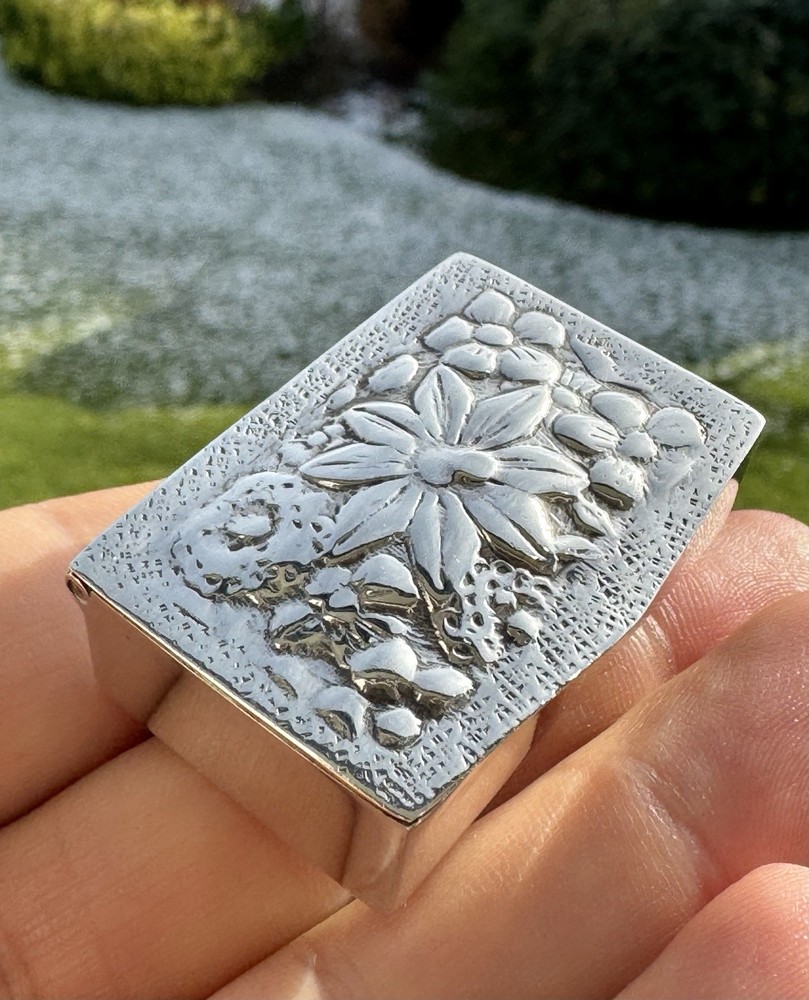 Vintage Solid 900 Silver Floral Design Pill / Snuff Box