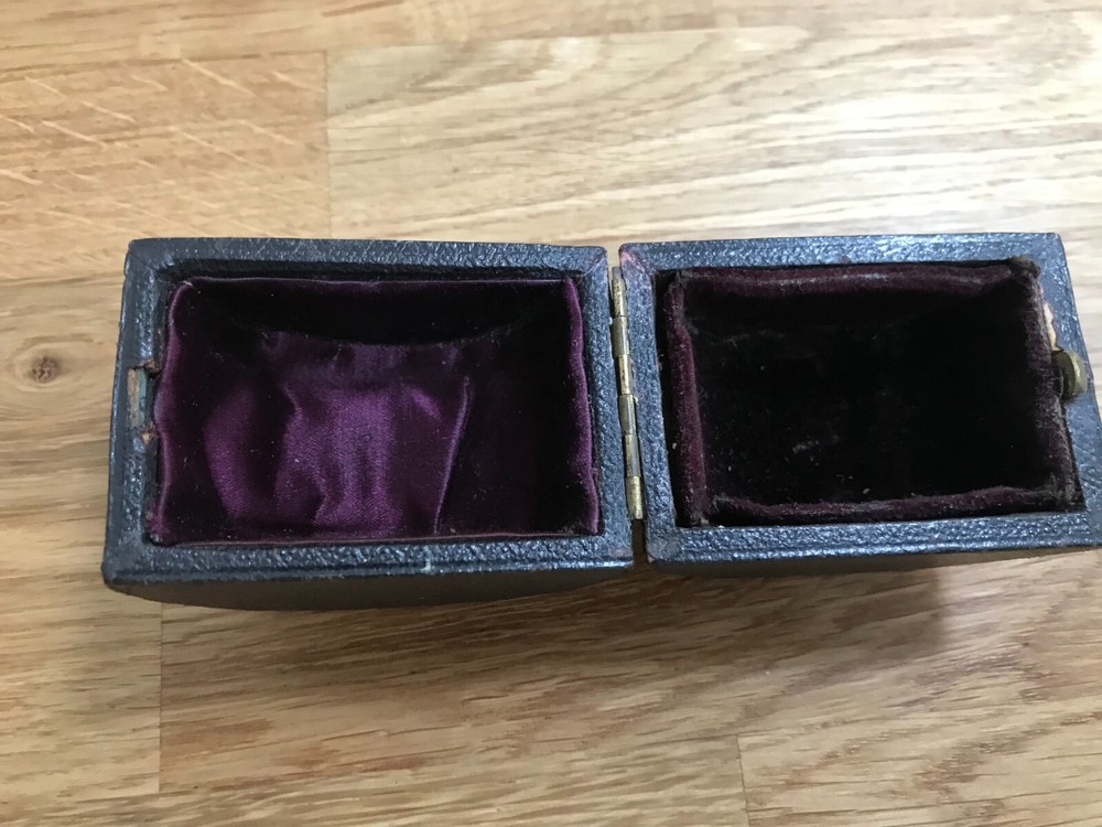 nice old high quality leatherette serviette napkin ring holder case empty