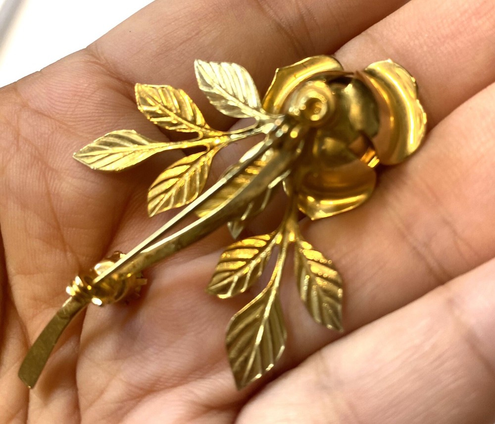 1.357 . Vintage brooch, gold tone, rose, pink crystal