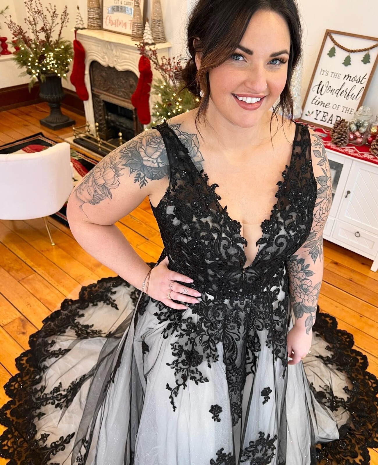 Gothic Lace Wedding Dresses Black White V Neck Bridal Gowns Plus Size Backless