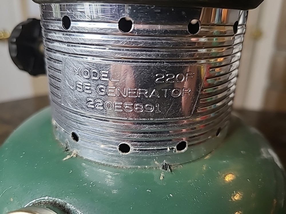 1972 Coleman Lantern Model 220F NEEDS A GLOBE Works!