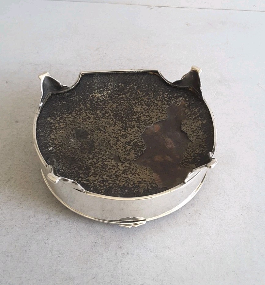 ATTRACTIVE , ANTIQUE SOLID SILVER / SHELL JEWEL BOX . L. 13 cms. LON. 1907