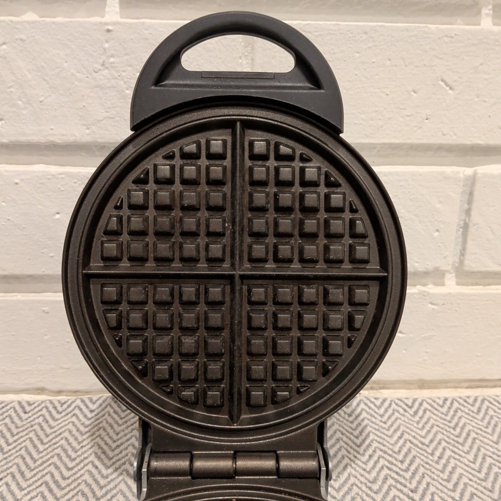 VillaWare Model 2004 Uno Classic Round Chrome Thin Waffler Maker