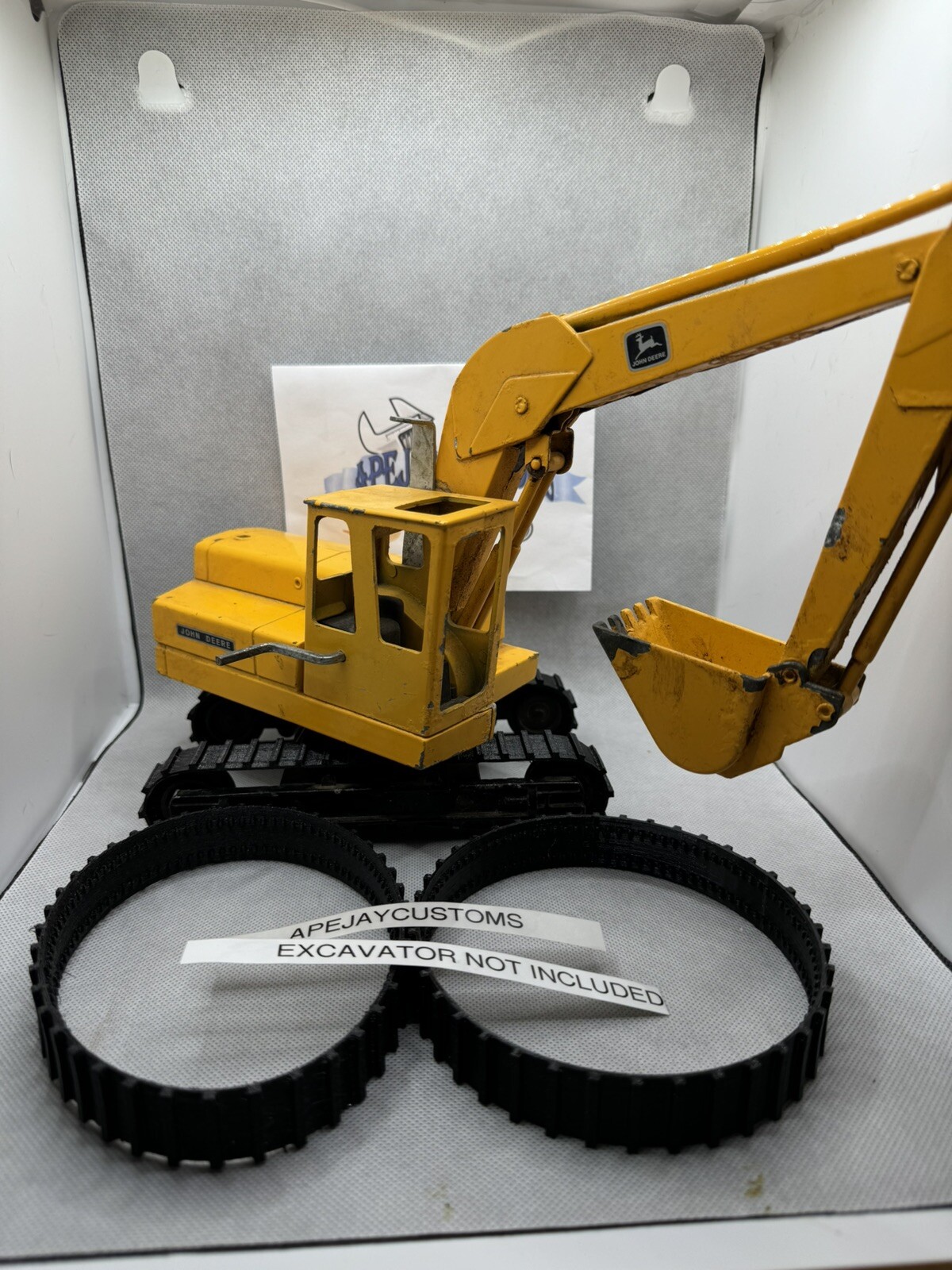 1 pair of   new tracks for Ertl 1/16 All Metal John Deere Excavator #505