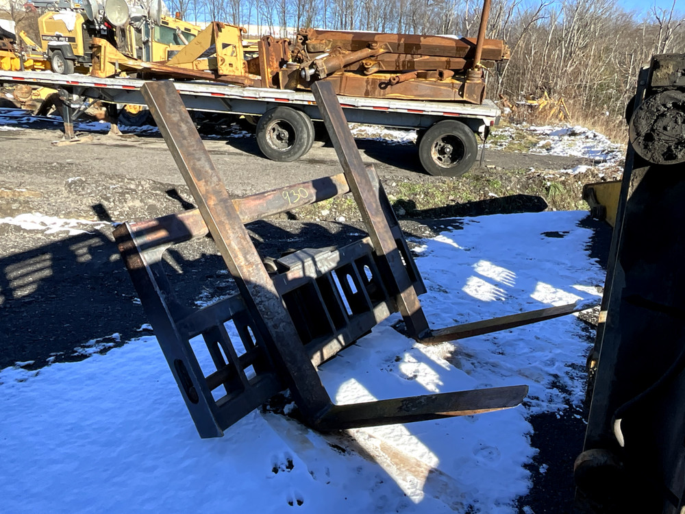 CATERPILLAR 930G FORKS & CARRIAGE