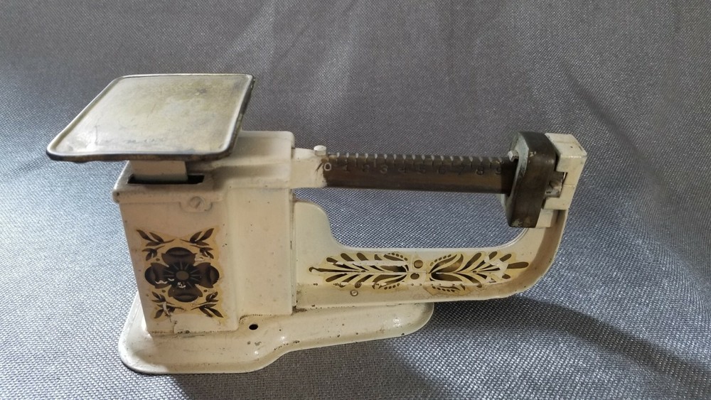Vintage Metal Weighing Scale