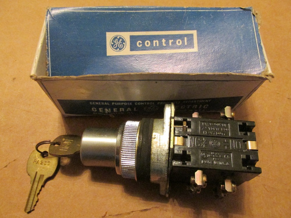 NEW NOS GE CR2940UN203C1 Key Locking Selector Switch 2 Position Oiltight