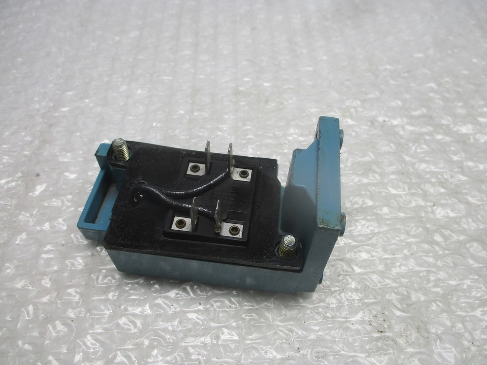MICROSWTICH LSZ7A5A LIMIT SWITCH (A PICTURED) UNMP