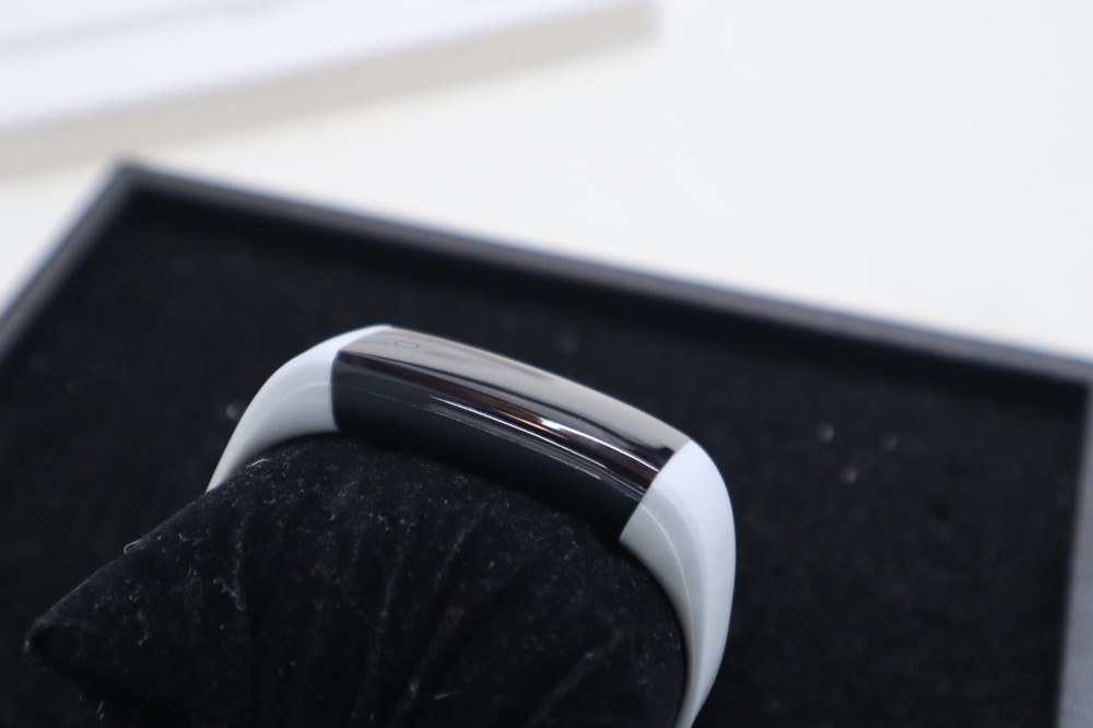 GRV FITNESS TRACKER - WHITE ***