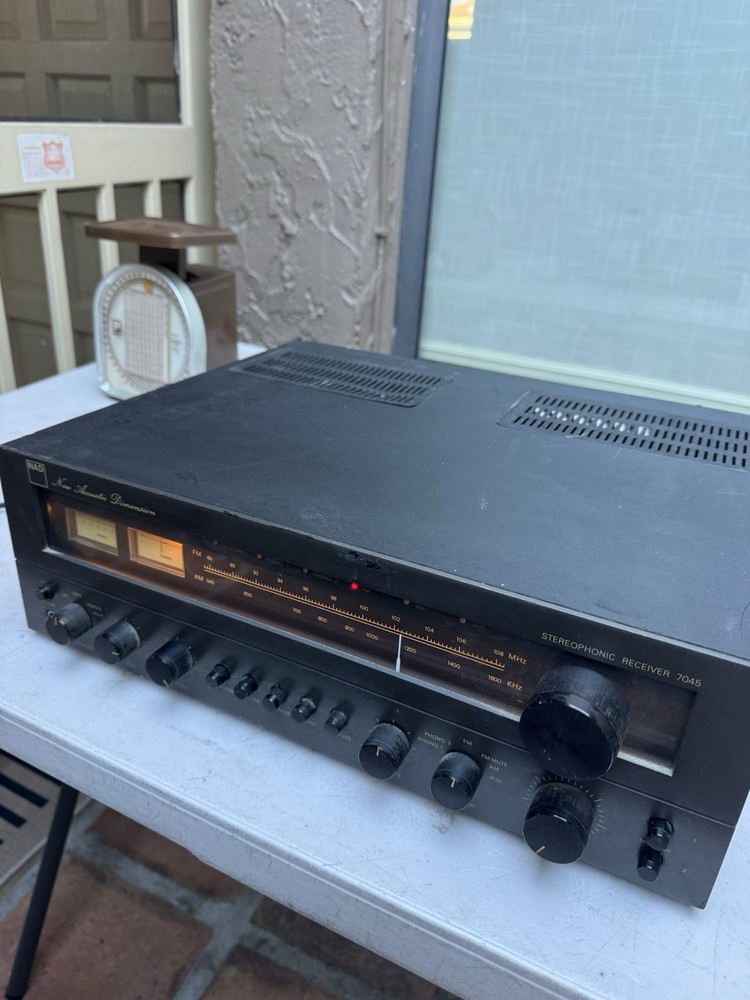 NAD 7045 stereo receiver good