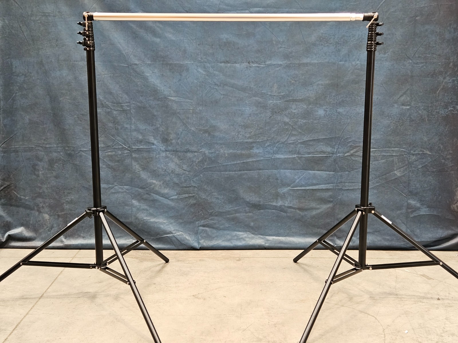 Manfrotto LL LB1128 3m Support for Roll Up Backgrounds – Good Condition