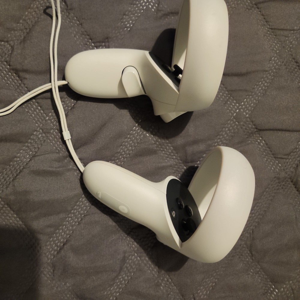 Genuine Meta Oculus Quest 2 Left & Right Controllers (Pair) great shape