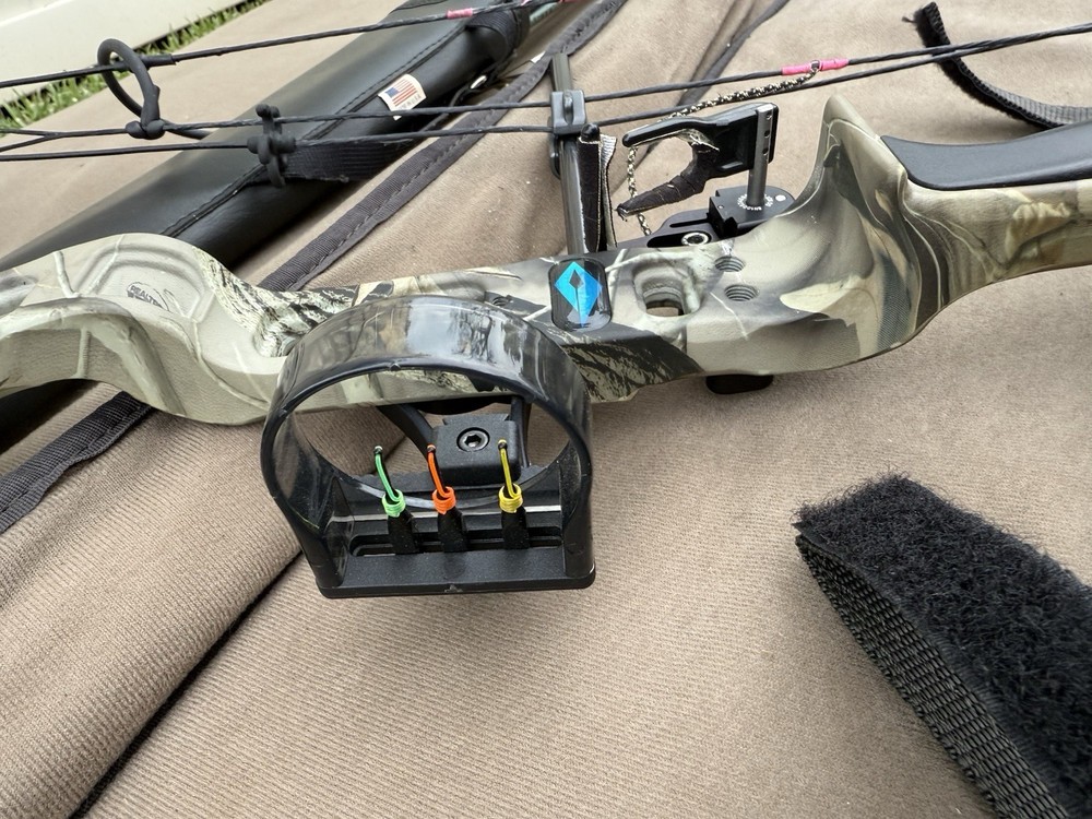 Bowtech Diamond Razor Edge Compound Bow - 60 Pounds RH. With Soft Case +