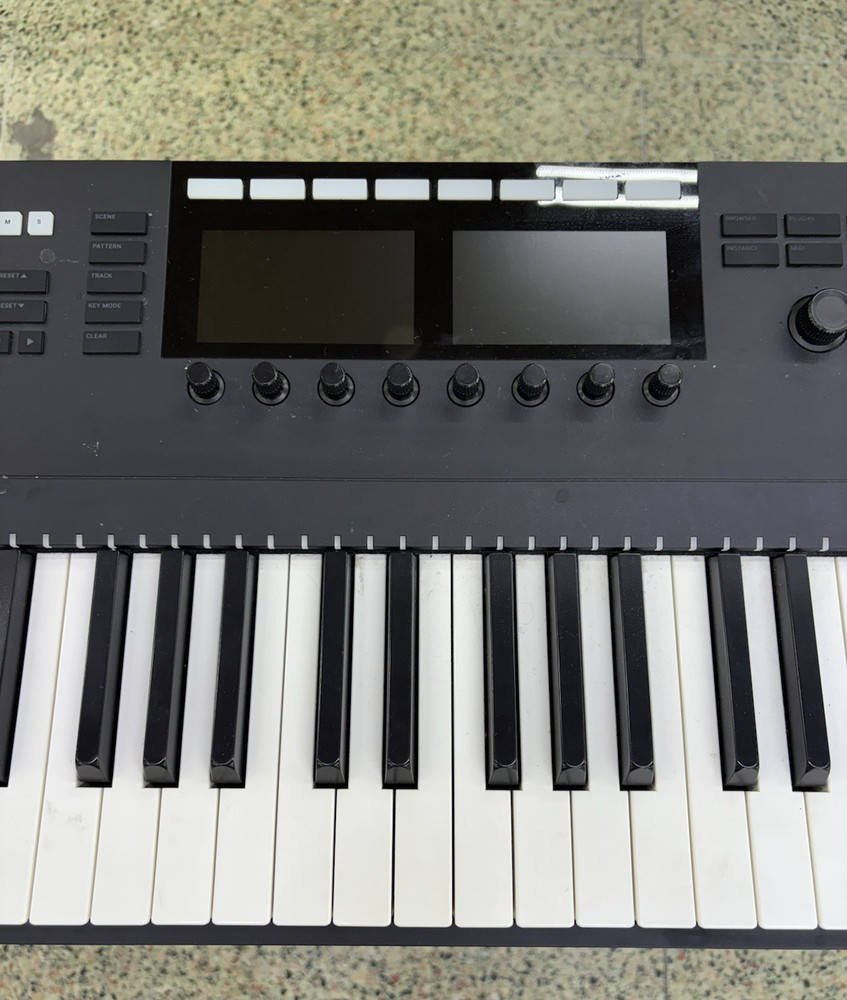 Native Instruments Komplete Kontrol S88 MK2 Keyboard