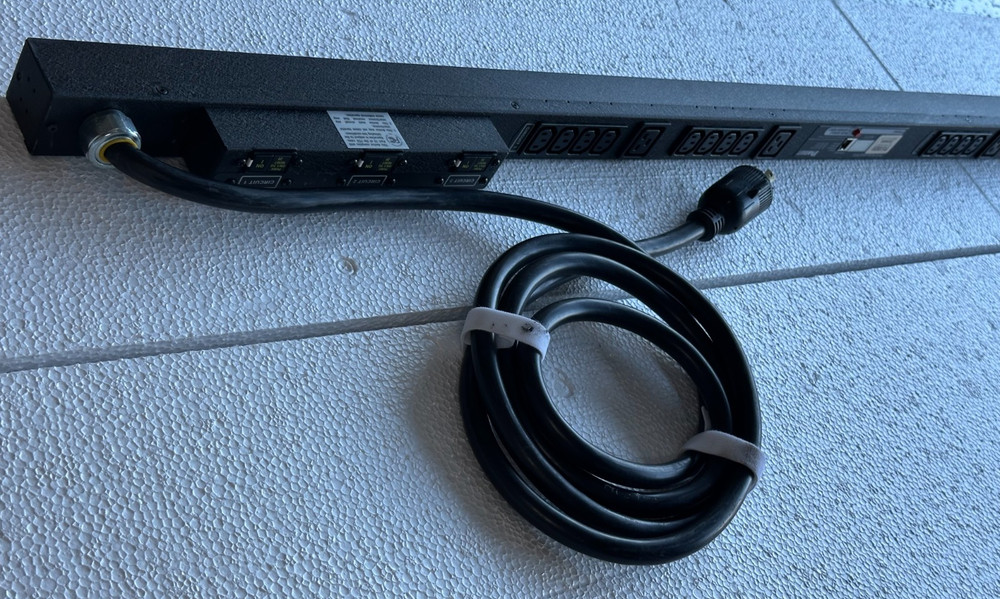 Panduit 8-Outlet Vertical Power Strip Rack-Mountable
